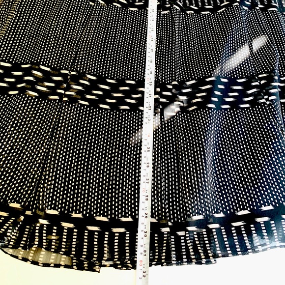 Classic Black & white sheer viscose pleaded skirt just below the knee US 10 - 12 - Picture 15 of 15